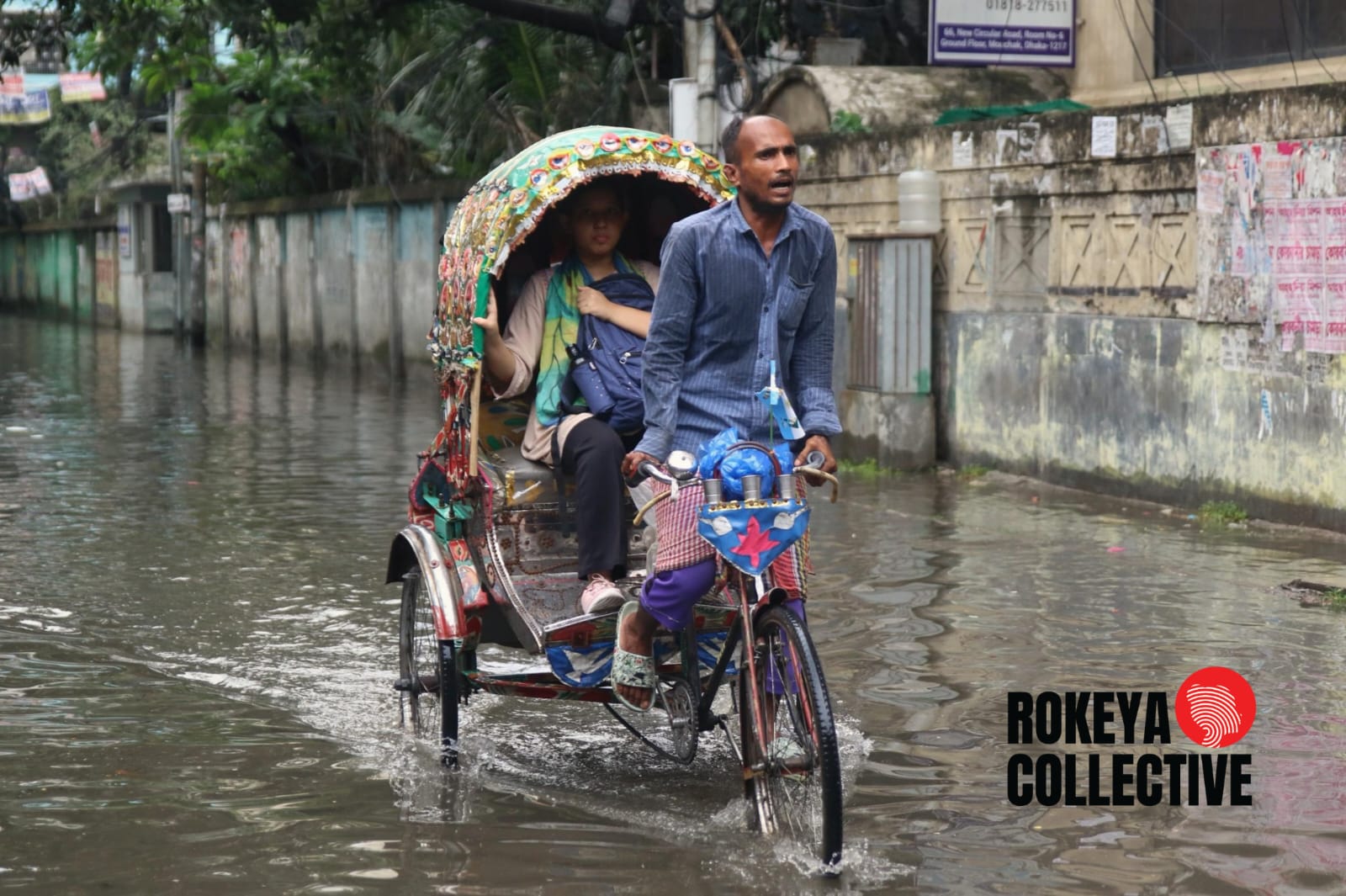 পানিতে তলিয়ে যাওয়া সড়কে চলাচলে ভোগান্তিতে পড়েছেন কর্মজীবী মানুষ, শিক্ষার্থী ও যানবাহনের যাত্রীরা।