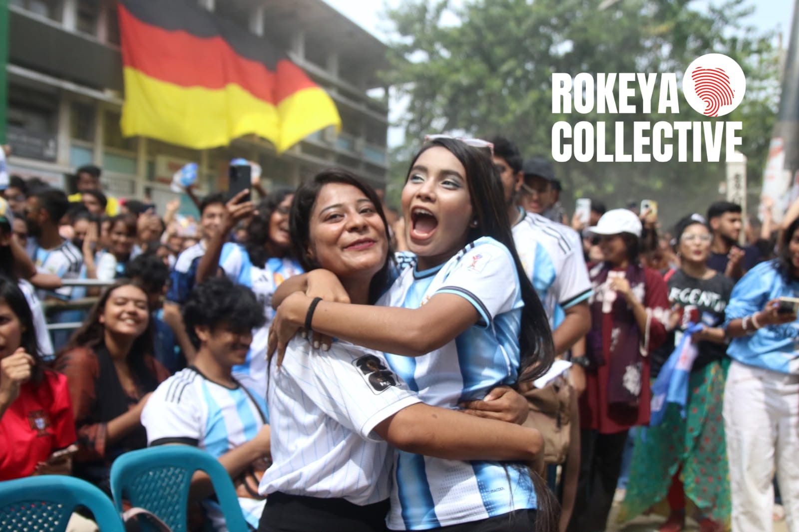 ঢাকা বিশ্ববিদ্যালয়ের শহীদুল্লাহ্ হলের মাঠে খেলা দেখতে যাওয়া এক নারীকে বের করে দেওয়ার প্রতিবাদে একই মাঠে ও টিএসসিতে একসঙ্গে আর্জেন্টিনা-জর্ডান ম্যাচ উপভোগ করেছেন বিশ্ববিদ্যালয়ের নারী শিক্ষার্থীরা
