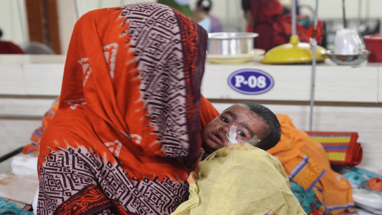 বাংলাদেশ: মাতৃত্বের সুখ ও শঙ্কা যেখানে হাত ধরাধরি করে চলে