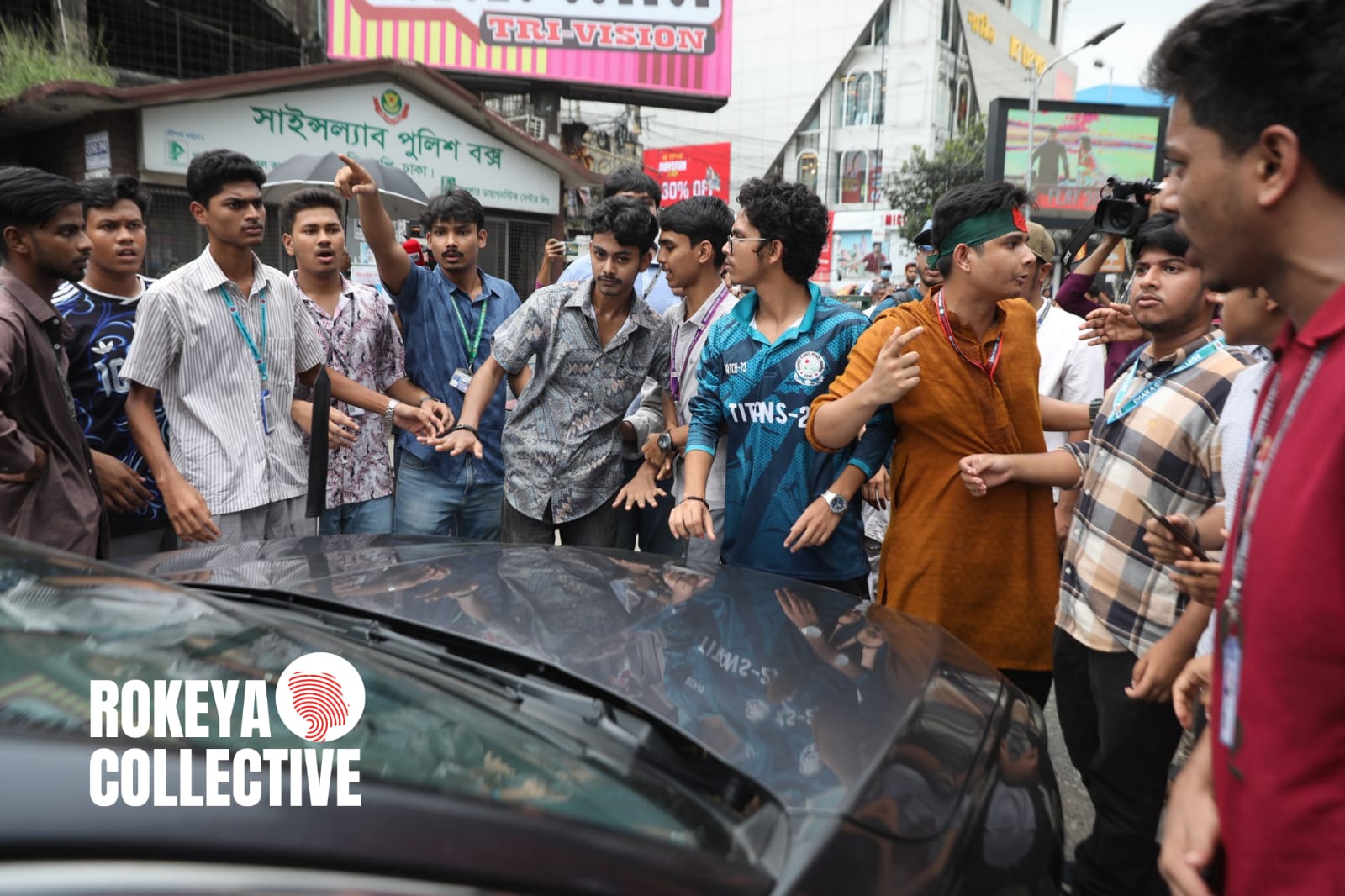 টানা বৃষ্টি ও জলাবদ্ধতার মধ্যে এইচএসসি পরীক্ষা নেওয়ার প্রতিবাদে শিক্ষামন্ত্রীর পদত্যাগের দাবিতে রাজধানীসহ দেশের বিভিন্ন স্থানে বিক্ষোভ, সড়ক অবরোধ ও সমাবেশ করেছেন বিভিন্ন কলেজের শিক্ষার্থীরা। 