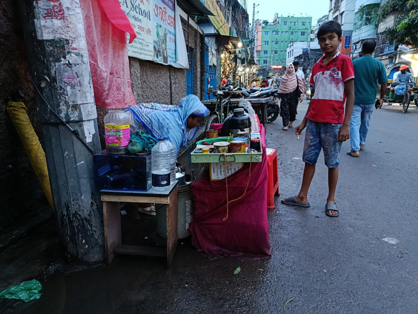 শ্রাবণের রোদন: বৃষ্টির দিনে
বৈপরীত্যের ঢাকা