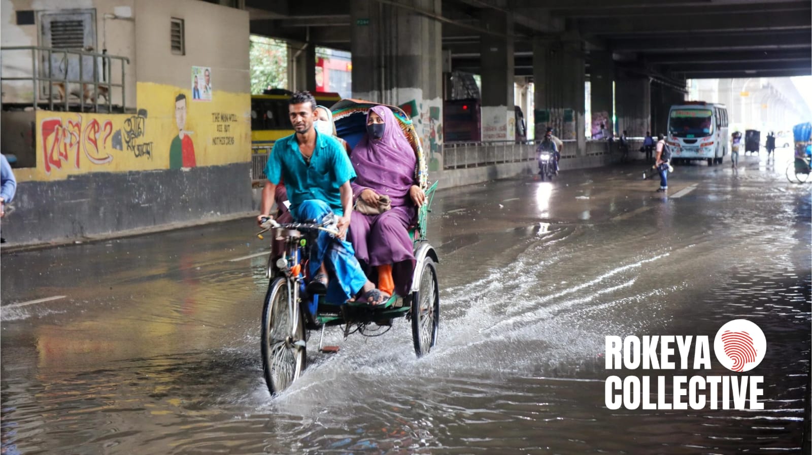 দুপুর থেকে টানা বৃষ্টিতে ঢাকার বিভিন্ন এলাকায় জলাবদ্ধতা সৃষ্টি হয়। অফিস ছুটির সময় হওয়ায় বিপাকে পড়েন অফিসগামী মানুষজন।
